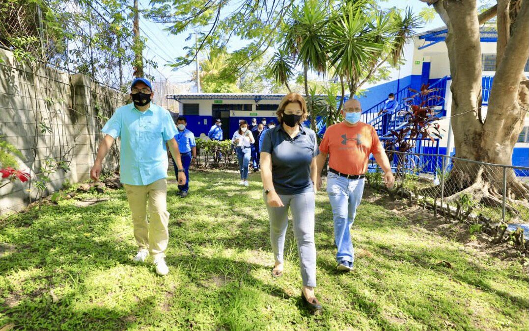 Autoridades verificaron suministro de agua potable en algunos centros educativos.