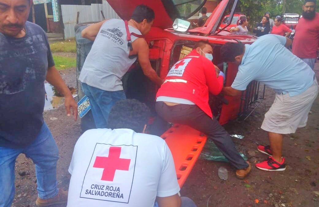 Lesionados al volcar vehículo en Aguilares.