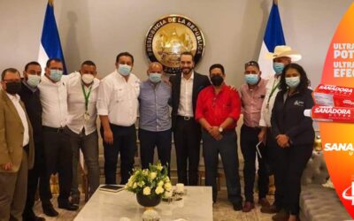 Buscan inhabilitar alcaldes hondureños que pidieron vacunas a Nayib Bukele.