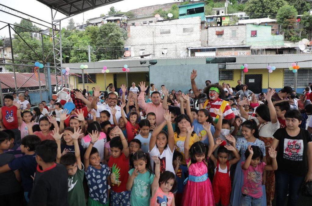 MINISTRO ROLANDO CASTRO PRESIDIÓ ENTREGA DE JUGUETES A NIÑOS DE 20 COMUNIDADES Y LLEVÓ BUENAS NOTICIAS.